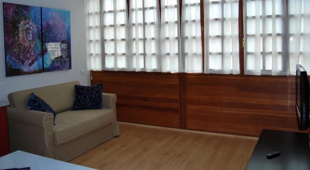 Apartamentos Plaza Mayor Llanes Rum bild