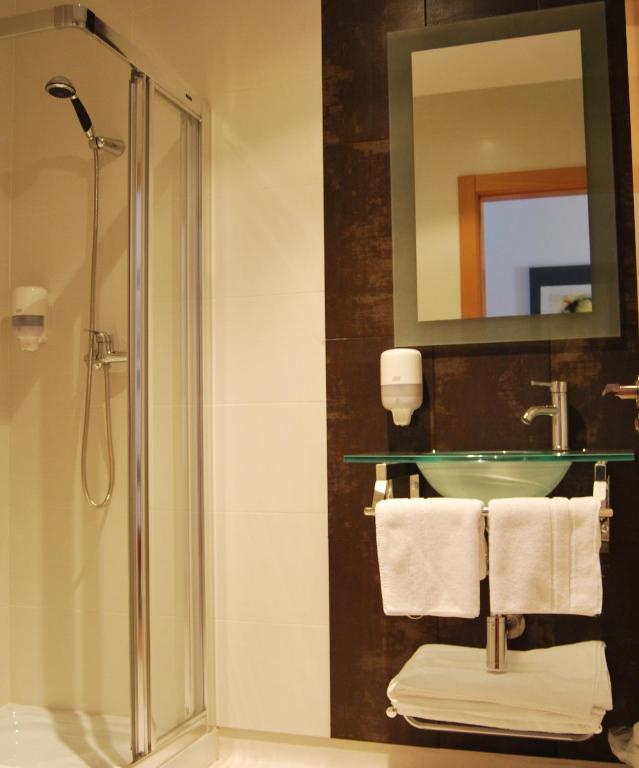 Apartamentos Plaza Mayor Llanes Exteriör bild